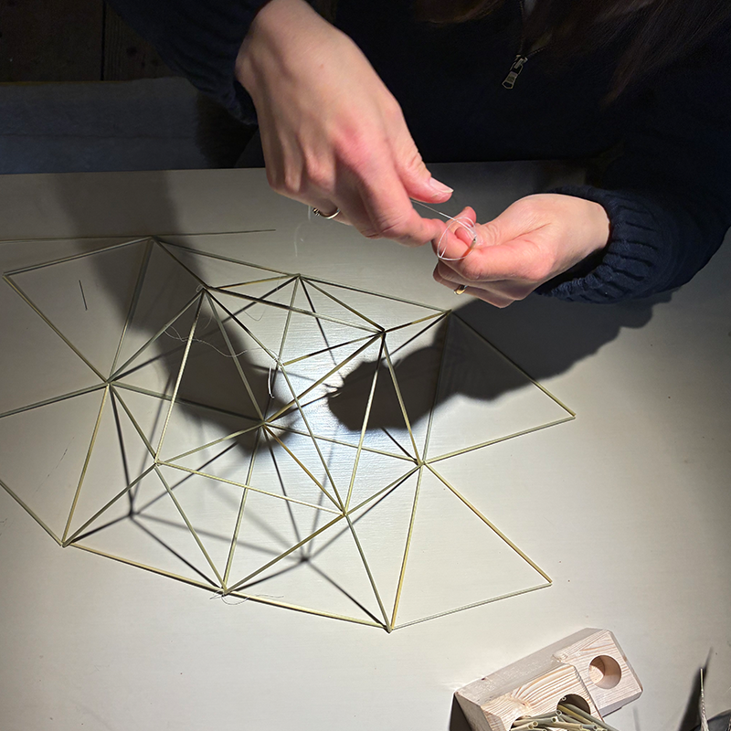 Geometrische Eleganz aus Stroh